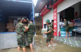 Lực lượng quân đội, công an lăn xả vào vùng ngập lụt, sạt lở hỗ trợ nhân dân