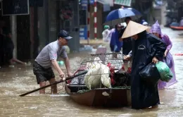 Nhiều tuyến đường Hà Nội tiếp tục ngập sâu do mưa lớn