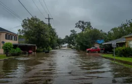 Bão Francine đổ bộ bang Louisiana (Mỹ) gây ngập lụt