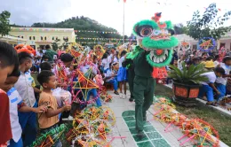 400 suất quà cùng 50 suất hỏng bổng cho học sinh vùng biên giới Tây Giang