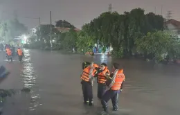 Mưa lớn cuốn trôi xe bán tải, nữ tài xế tử vong