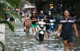 Nhiều tuyến phố Hà Nội ngập sâu sau mưa lớn lúc sáng sớm, giao thông ùn tắc