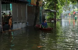 Nhiều hộ dân ở Hà Nội vẫn ngập trong biển nước, nguy cơ dịch bệnh bùng phát