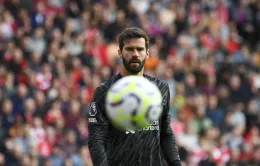 Liverpool gặp khó: Alisson chấn thương ngay trước trận đại chiến với Bournemouth?