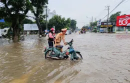 Cần Thơ: Lực lượng công an hỗ trợ người dân ứng phó triều cường