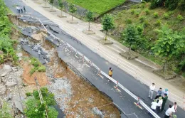 Mưa lớn gây sạt lở một số tuyến quốc lộ, nhiều xã bị chia cắt