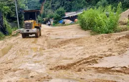 Nguy cơ tiếp tục sạt lở chia cắt Quốc lộ 70, nhiều đoạn chênh vênh bên vực sâu