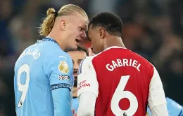 Thoát án phạt, hành động của Haaland vẫn bị huyền thoại Arsenal chỉ trích gay gắt