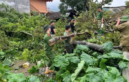 Cán bộ, chiến sĩ Công an tỉnh Tuyên Quang không quản khó khăn giúp dân trong bão lũ