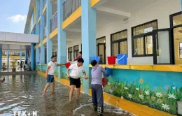 Hà Nội: Trường học ở "rốn lũ" Chương Mỹ bắt đầu dọn dẹp dù sân vẫn ngập nước