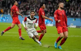 Bayern Munich đánh rơi chiến thắng phút bù giờ