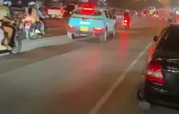 CSGT dùng xe mô tô mở đường cho xe taxi chở sản phụ đi cấp cứu