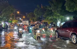 Thành phố Hồ Chí Minh đạt đỉnh triều cường, nhiều tuyến đường ngập nặng