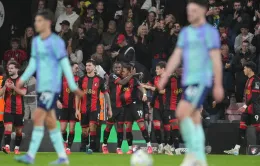 Arsenal nhận thất bại trước Bournemouth trong thế thiếu người