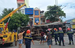 Bình Định: Xe chở dăm lật nghiêng đè 2 xe máy, 3 người tử vong