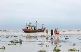 Cửa biển Lạch Vạn bị bồi lắng, tàu đánh cá công suất lớn liên tục bị mắc cạn