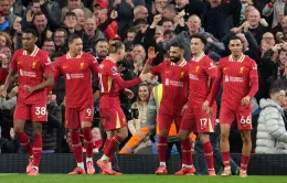 Salah tỏa sáng, Liverpool giành ngôi đầu bảng