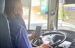 Tước bằng lái tài xế xe bus sử dụng điện thoại khi đang lái xe