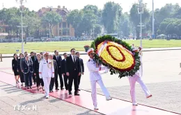 Chủ tịch Quốc hội Armenia Alen Simonyan vào Lăng viếng Chủ tịch Hồ Chí Minh