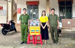 Nghi ngờ kiện hàng là pháo nổ, doanh nghiệp vận tải giao nộp cho công an