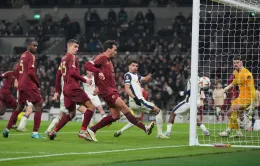 Tottenham đánh rơi chiến thắng ở phút bù giờ Europa League