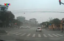 Xe bán tải phóng như bay gây tai nạn liên hoàn, húc văng ô tô con