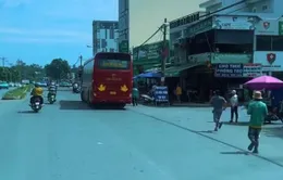 Nhóm người hành nghề xe ôm cầm gậy truy đuổi xe khách ở TP Hồ Chí Minh