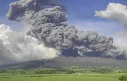 Philippines hối thúc người dân sơ tán do núi lửa phun trào