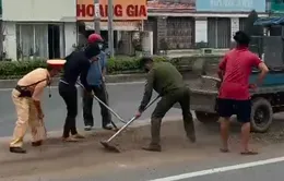 Bà Rịa - Vũng Tàu: CSGT buộc tài xế xe đầu kéo benz phải thu gom cát, đá làm rơi xuống đường