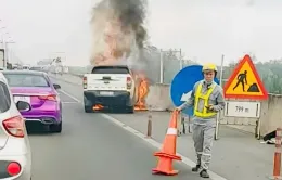 Cháy ô tô bán tải trên cao tốc TP Hồ Chí Minh - Dầu Giây