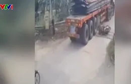 3 thanh niên thoát chết khi ngã xe máy sát bánh sau xe container