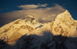 Nepal tăng phí leo núi Everest