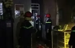 Cháy nhà trong hẻm ở TP Hồ Chí Minh, cảnh sát phá cửa dập lửa