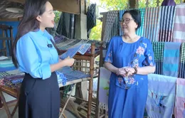 Việt Nam 365 ngày thú vị: MC Hà Pu hào hứng với trải nghiệm trở thành nghệ nhân dệt khăn