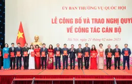 Công bố và trao Nghị quyết của Ủy ban Thường vụ Quốc hội về công tác cán bộ