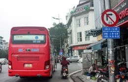 Hà Nội hạn chế xe trên 16 chỗ vào phố cổ: Thông thoáng giờ cao điểm, đến tối lại ùn tắc