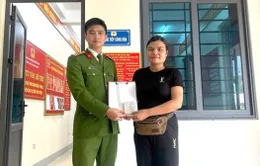 Nhặt được túi chứa vàng, đem nộp Công an nhờ trả lại