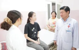 Nghe thấy tiếng nói bên tai, cười khóc 1 mình về đêm, bé gái được chẩn đoán mắc viêm não tự miễn