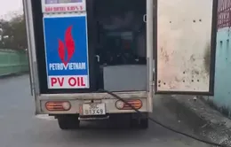 Ngang nhiên bán xăng dầu "dạo"