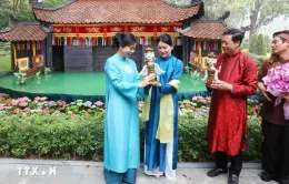 Phu nhân Tổng Bí thư cùng Phu nhân Thủ tướng Singapore thưởng thức múa rối nước