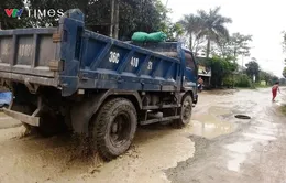 Người dân thành phố Vinh khổ sở sống bên đường liên huyện đầy "ổ voi"