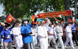 Lãnh đạo TP Hồ Chí Minh thăm lực lượng khối diễu hành của Mặt trận Tổ quốc
