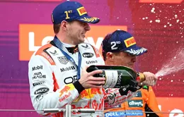 Verstappen chiến thắng, McLaren sa sút