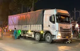 Hai mẹ con đi xe máy bị xe tải cán tử vong ở TP Hồ Chí Minh