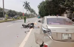 Xe máy đâm vào ô tô dừng đỗ bên đường, 1 người tử vong
