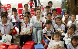Người đẹp Diễm Nhi phối hợp tặng quà học sinh và người dân tại Tổ dân phố Bích Đầm, Nha Trang