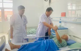 Người đàn ông bị chấn thương sọ não nặng do tấm gỗ đổ vào đầu