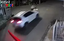 “Phóng như bay” qua ngã tư, ô tô đâm hất văng xe máy điện