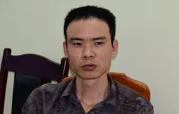 Gã đàn ông "phê" ma túy đá đến công an trình diện, lộ tàng trữ súng đạn tại nhà riêng