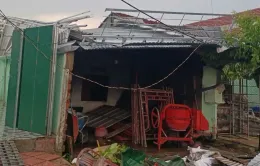 Dông lốc kèm mưa đá làm hàng chục nhà dân tốc mái, nhiều tài sản, hoa màu bị thiệt hại